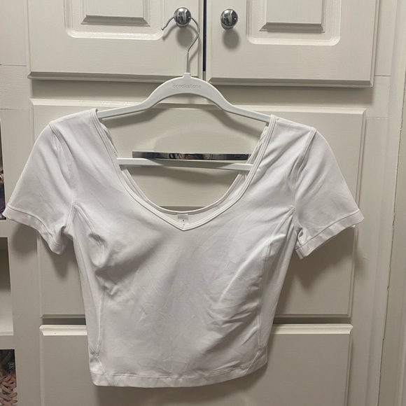 LULULEMON cropped work out top. Never worn. Size 4 - Picture 2 of 3